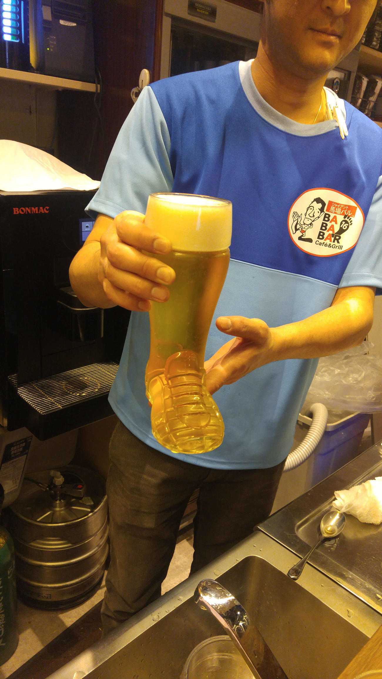 ジャイアント馬場さんの靴をイメージした「ジャイアント馬場バル」のビールグラス