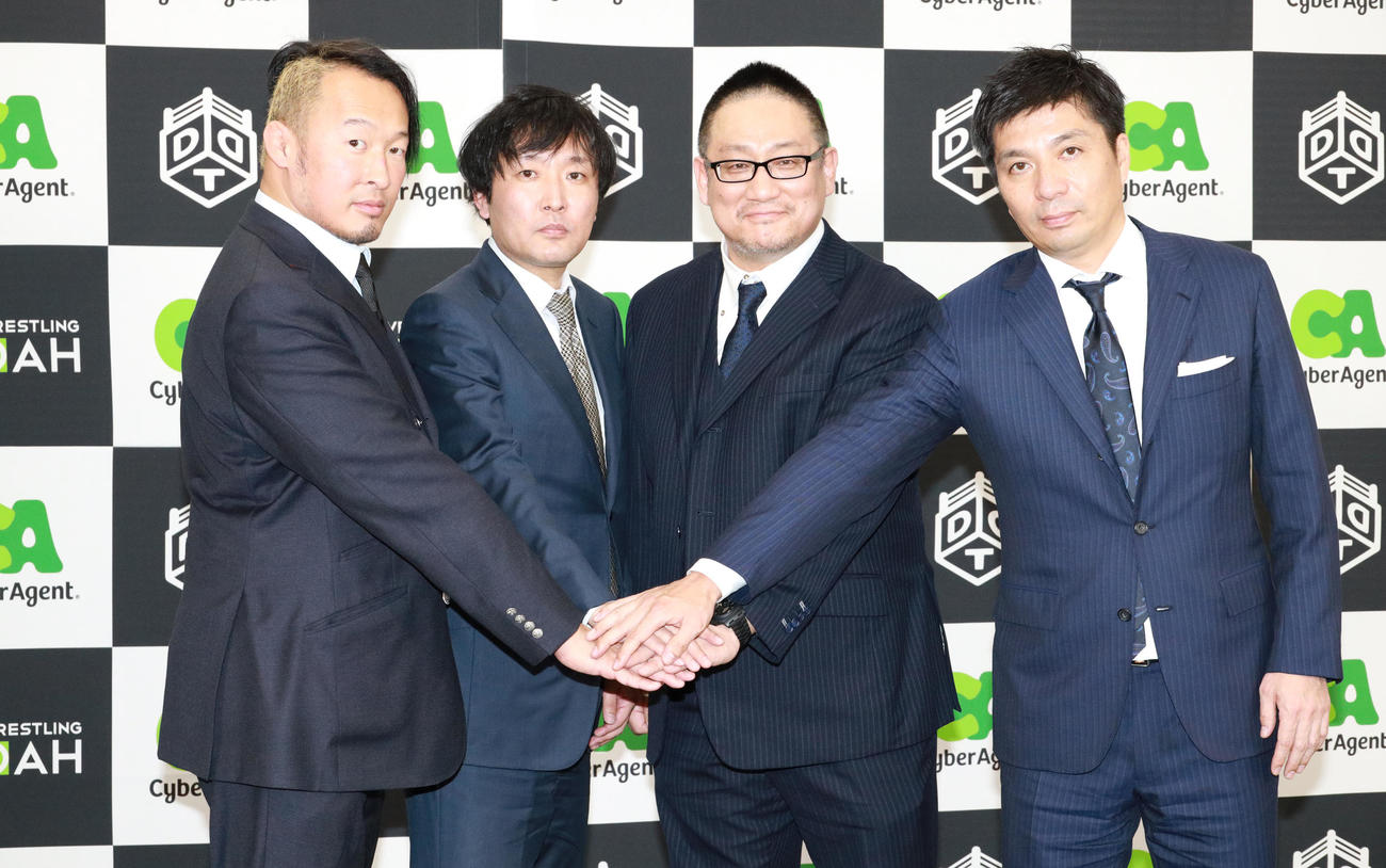 29日に会見を行った、左から丸藤正道、ノア武田有弘社長、DDT高木三四郎社長、サイバーエージェント藤田晋社長（撮影・中島郁夫）