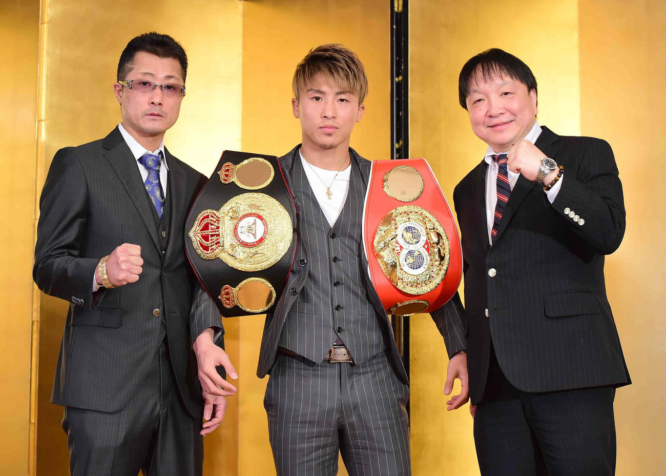 WBAスーパー・IBF・WBO世界バンタム級王座統一戦の発表会見に臨んだ井上尚。左は井上トレーナー、右は大橋会長（撮影・小沢裕）
