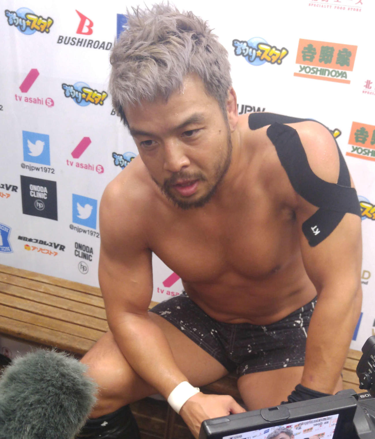 バックステージでファン批判をするKENTA