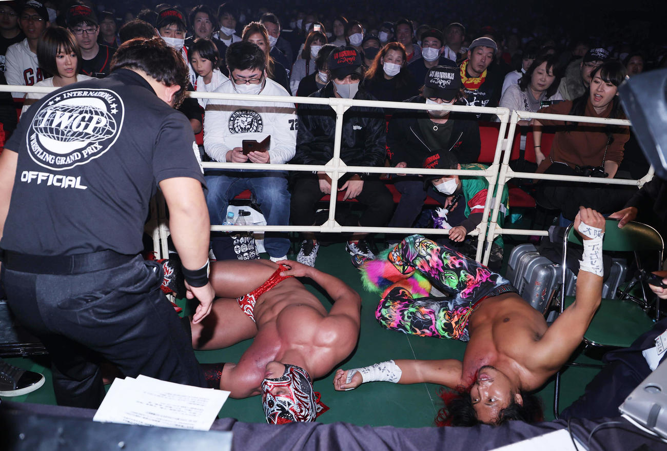 場外の高橋ヒロム（右）にリュウ・リーが攻撃を仕掛けるも両者動けなくなる（撮影・清水貴仁）