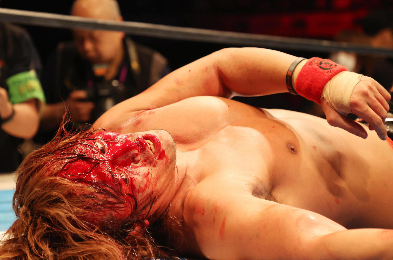 IWGPヘビー級・IWGPインターコンチネンタルダブル選手権試合内藤哲也対KENTA　血まみれになりながらもKENTAを退けタイトルを防衛する内藤（撮影・清水貴仁）