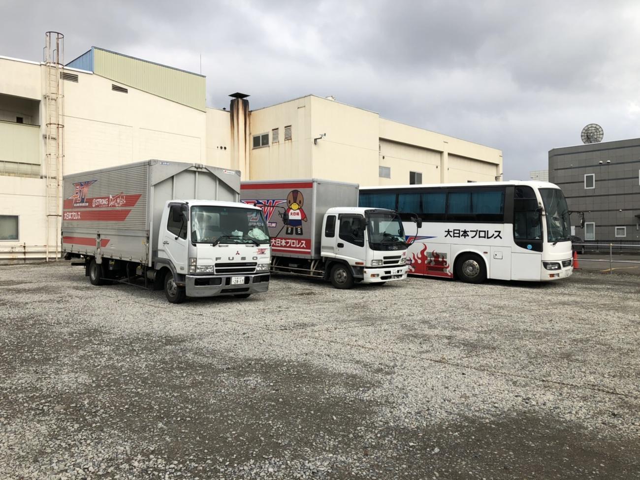 まだ元気に動いていた頃の大日本プロレスの車両3台。選手移動バス（右）とリングやグッズを運ぶトラック2台（大日本プロレス提供）