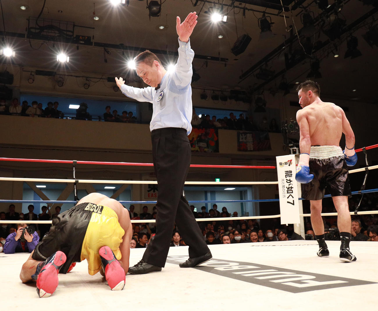 6回、ジェイソン・ブエナオブラ（左）にレフェリーストップで勝利した比嘉大吾（撮影・中島郁夫）