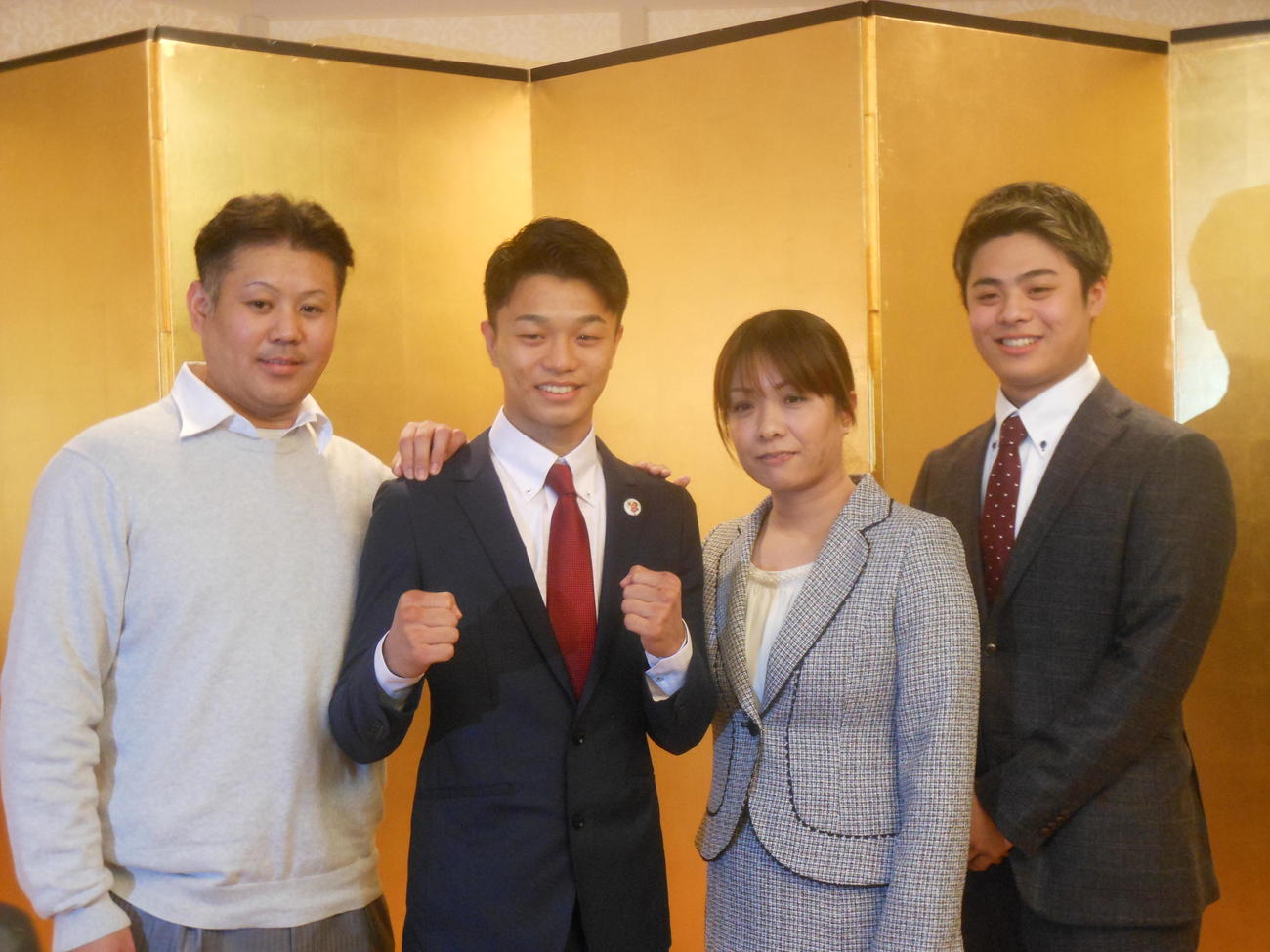 世界初挑戦する中谷潤人（左から2人目）。左から父澄人さん1人おいて母府見子さん、弟龍人さんの一家