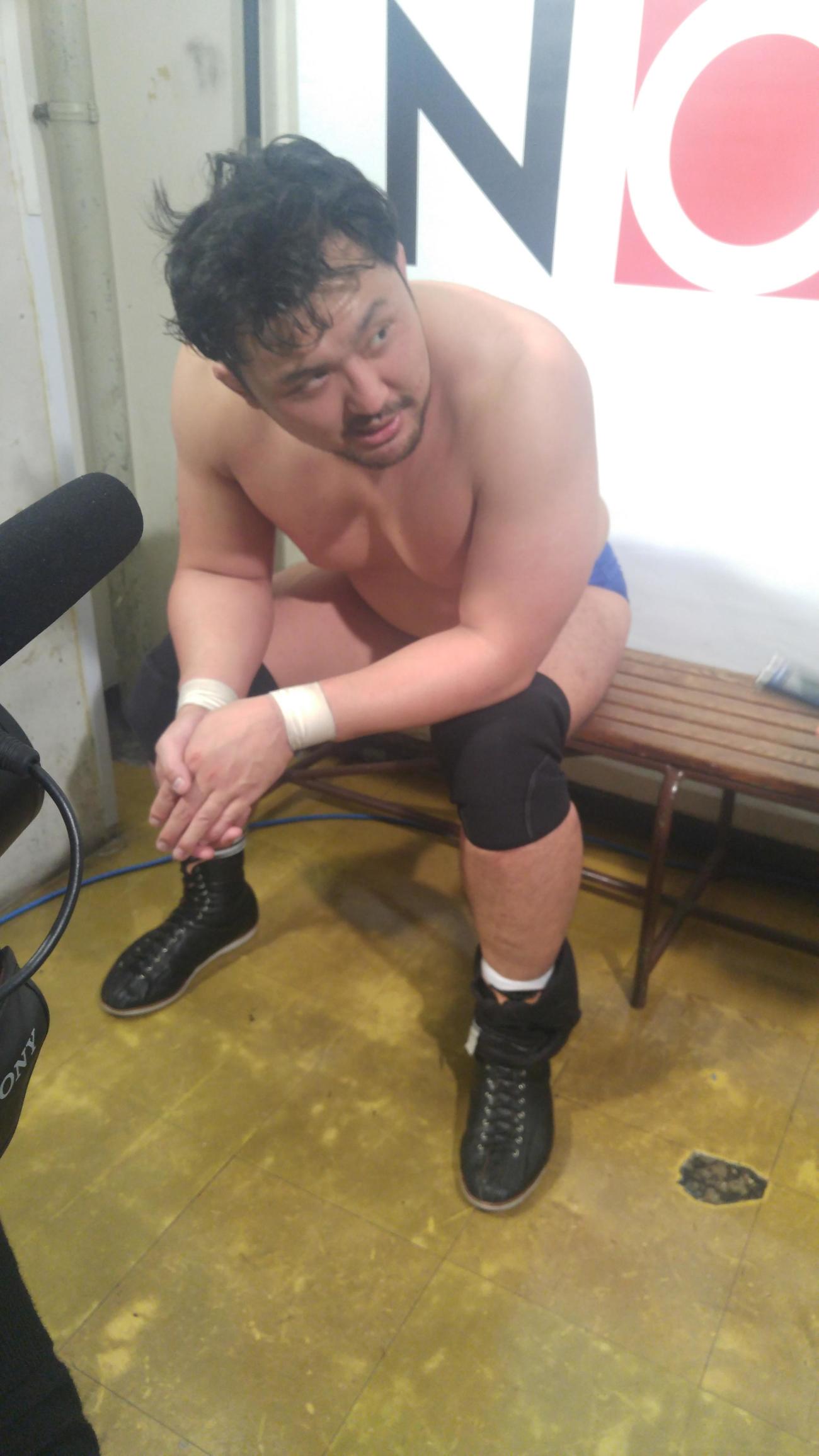 中嶋勝彦とのシングル30分1本勝負で引き分けに終わり、感想を語る鈴木秀樹