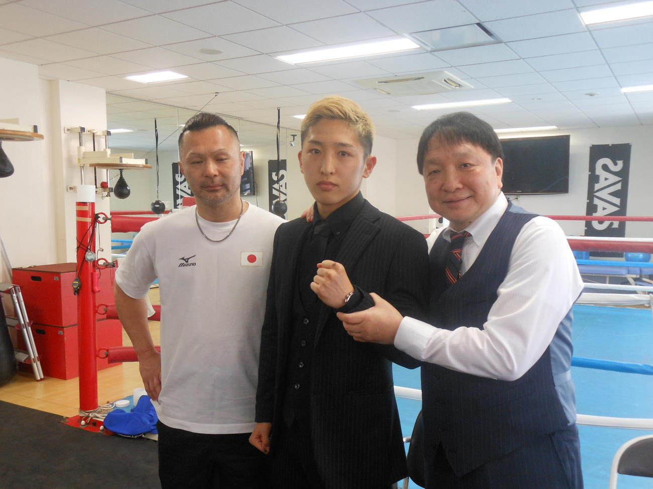 大橋ジムからプロデビューする中垣龍汰朗（中央）と大橋秀行会長（右）、松本好二トレーナー