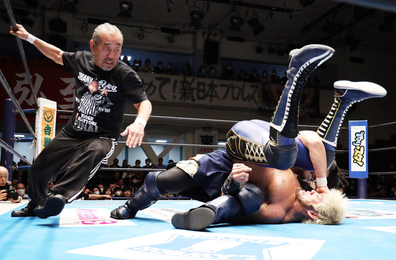 後藤（右奥）にオコーナーブリッジを仕掛けるSANADA（手前右）にカウントをとりにかかるタイガー服部レフェリー（撮影・河田真司）