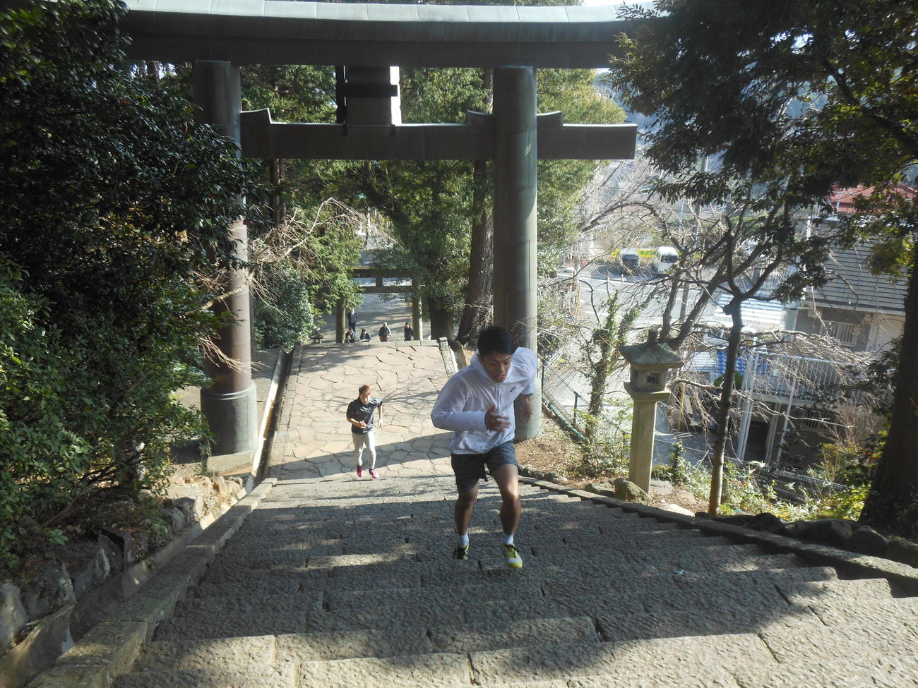 伊豆山神社の石段ダッシュで世界王座奪取を期す中谷潤人