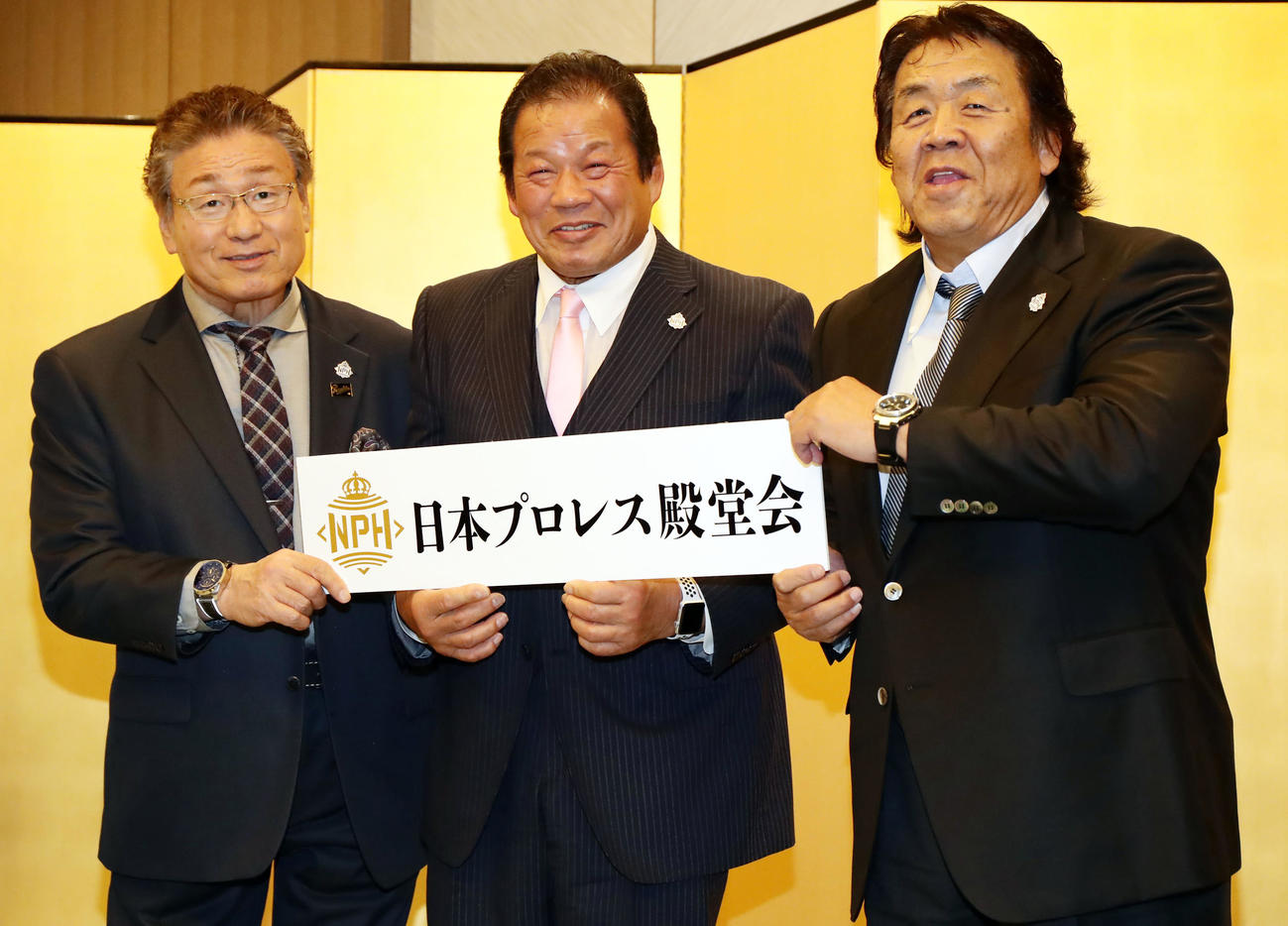 日本プロレス殿堂会発足会見で記念撮影する、左から天龍源一郎、藤波辰爾、長州力（撮影・浅見桂子）