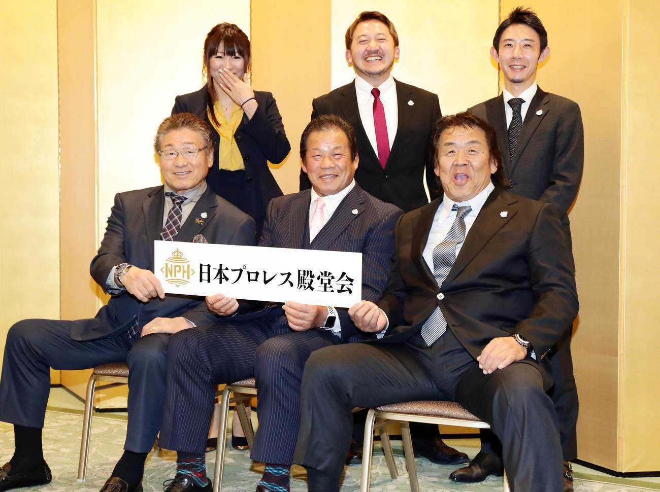 日本プロレス殿堂会発足会見で、笑顔で記念撮影する、前列左から天龍源一郎、藤波辰爾、長州力。後列左から嶋田紋奈、LEONA、池野慎太郎（撮影・浅見桂子）