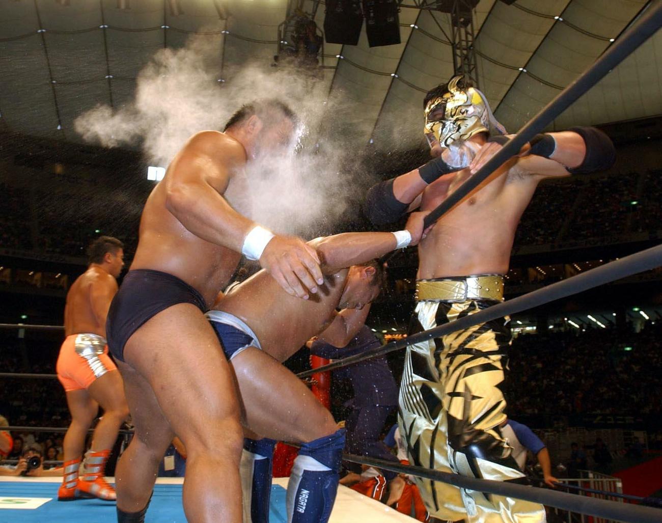 ケンドーカシン（右）は中西学に煙幕をかける（04年05月03日）