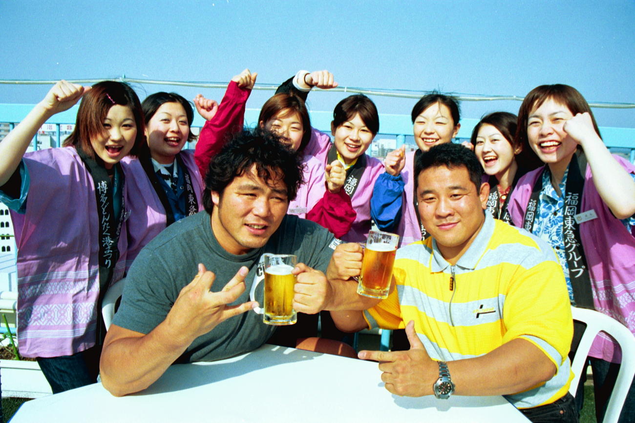 新日本プロレス中西学（左）と永田裕志は東京ドーム大会に向けてポーズ　