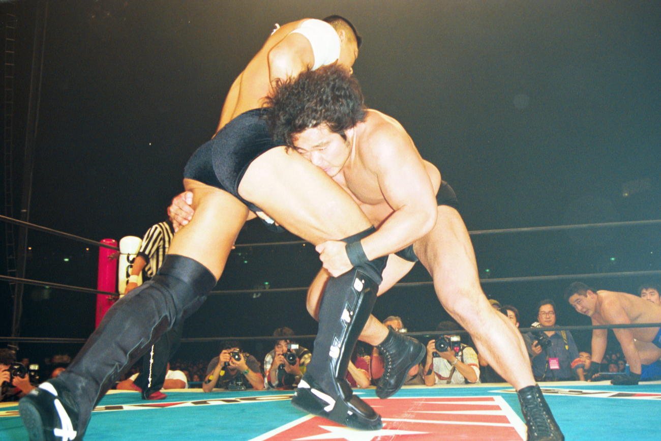 中西学（右）は小川直也にタックル