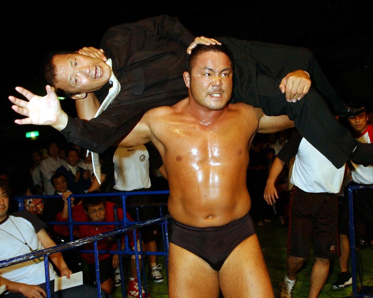 さんざん試合を邪魔した星野勘太郎総裁にアルゼンチンバックブリーカーを決め制裁する中西学