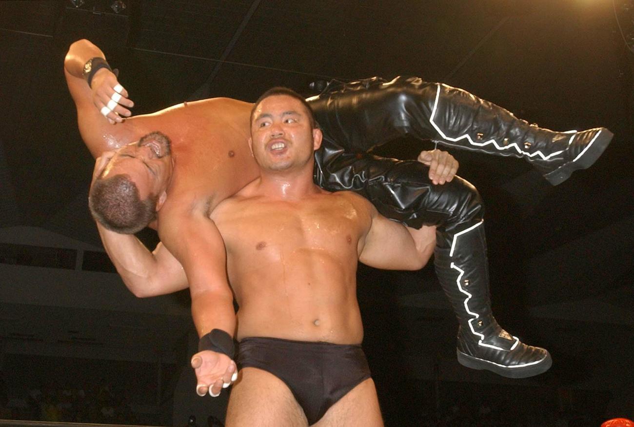 アルゼンチンバックブリ−カーで蝶野正洋を攻める中西学