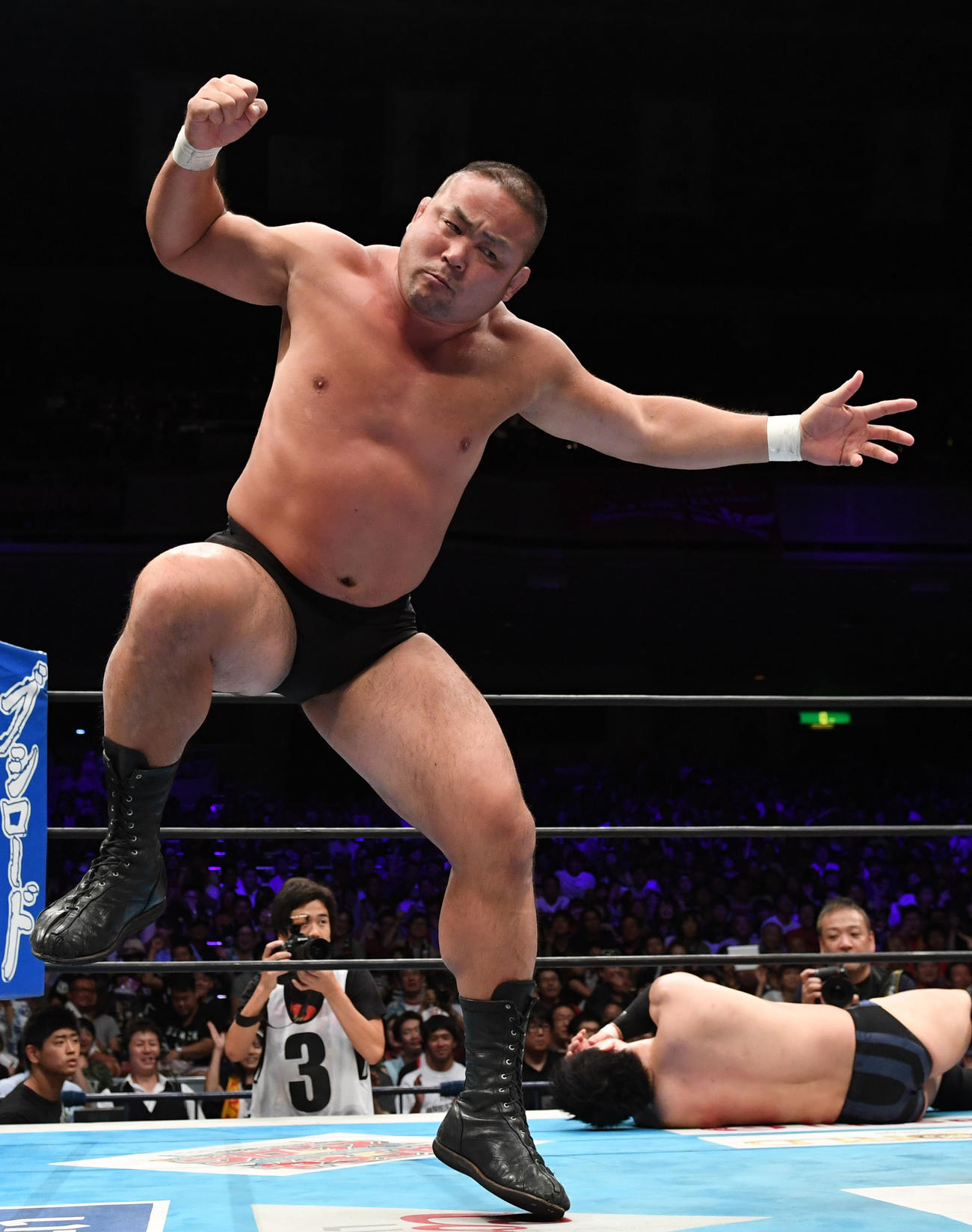 16年8月、G1クライマックスで野人ダンスをする中西学