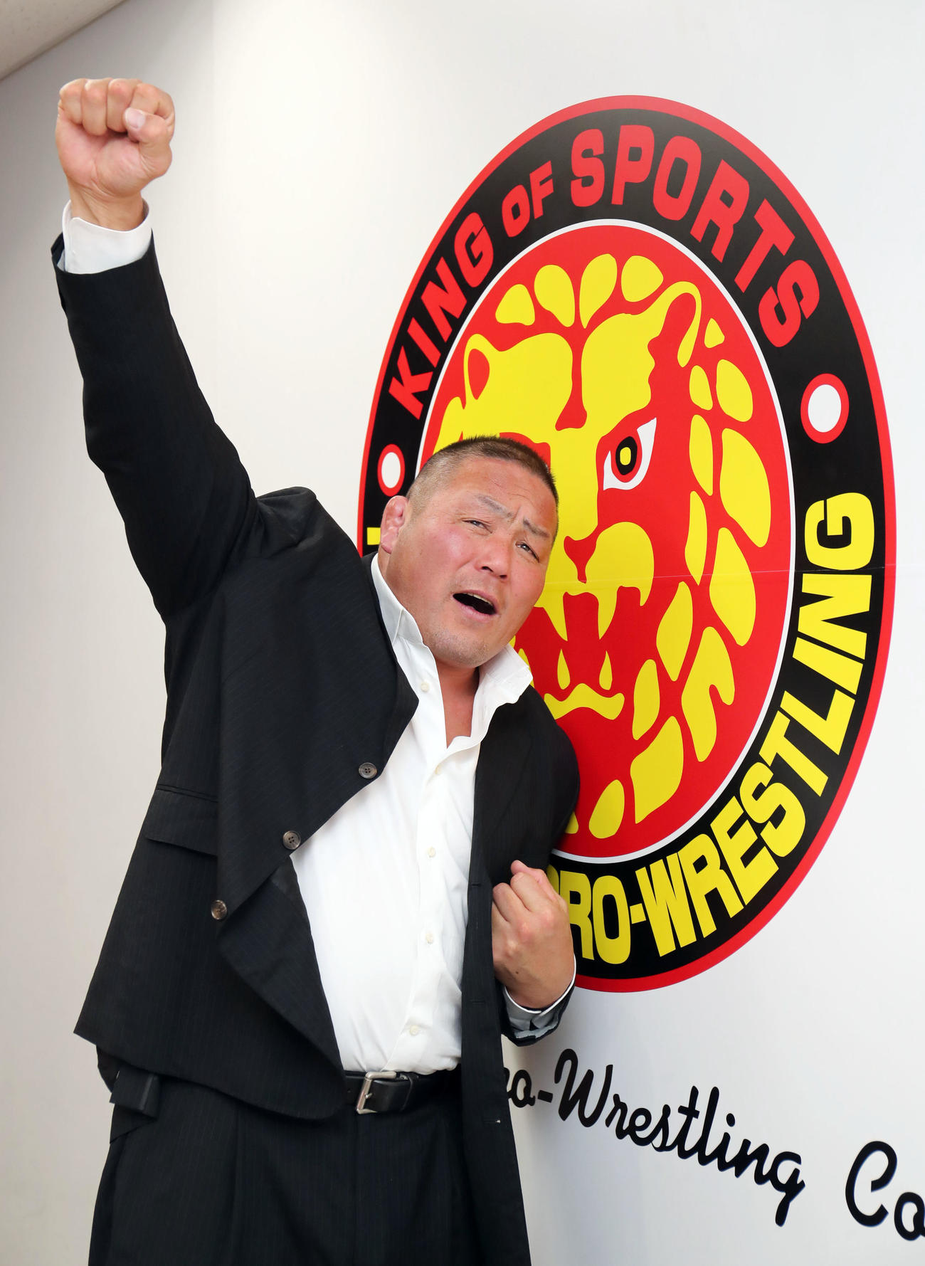 会見を終えポーズを決める中西（撮影・垰建太）