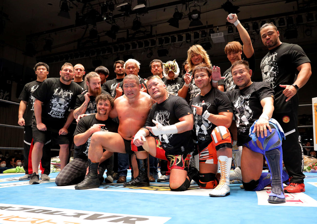 引退セレモニーで新日本プロレスの選手たちと写真に納まる中西（中央）（撮影・河田真司）