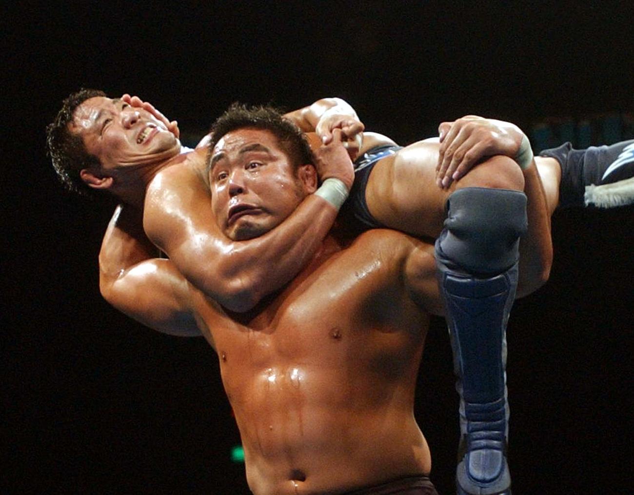 中西学（下）のアルゼンチンバックブリーカーをヘッドロックで対抗する永田裕志（03年撮影）