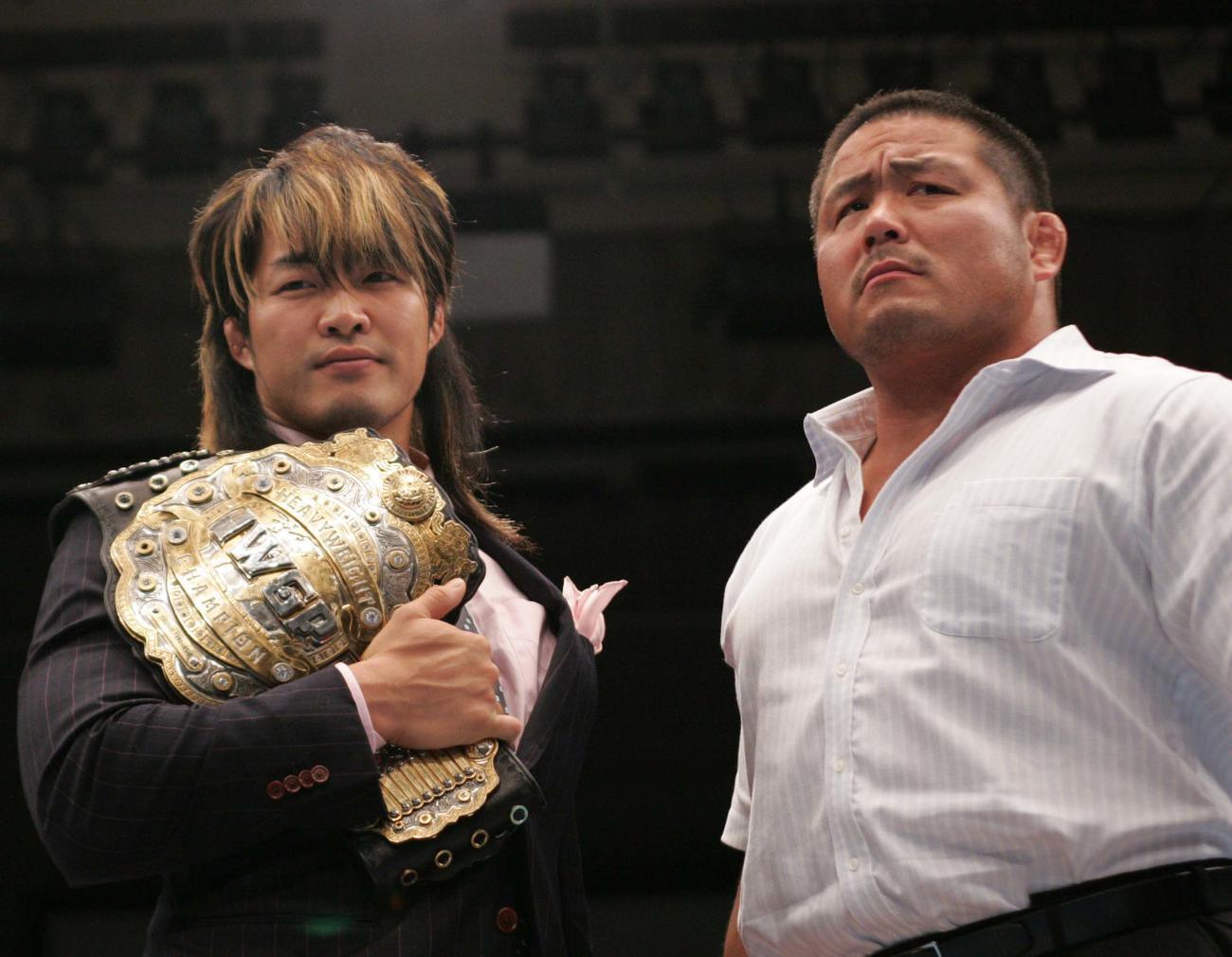 調印式に臨んだチャンピオン棚橋弘至（左）と中西学