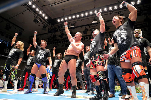 引退セレモニーで新日本プロレスの選手たちにとポーズを決める中西(中央)(撮影・河田真司)