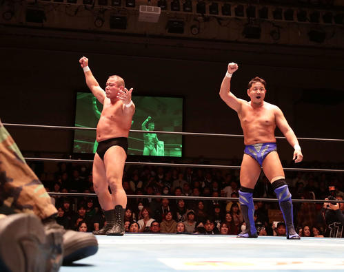 中西学(左)、永田裕志組(2019年11月28日撮影)