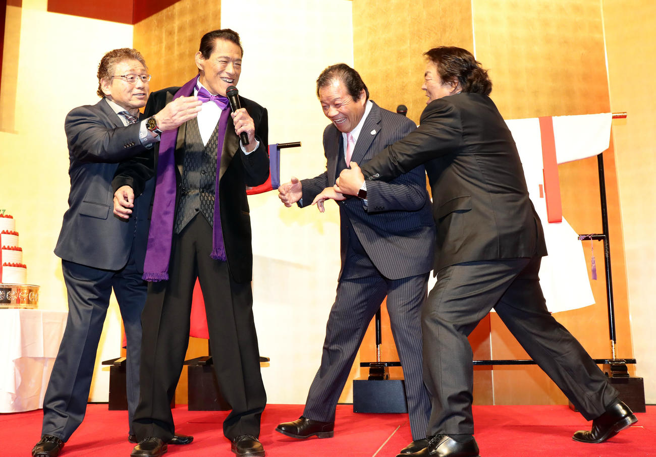 アントニオ猪木氏（左から2人目）に、長州力（右）が何やら急に訴え、藤波辰爾（右から2人目））に阻まれる。左は天龍源一郎（撮影・浅見桂子）