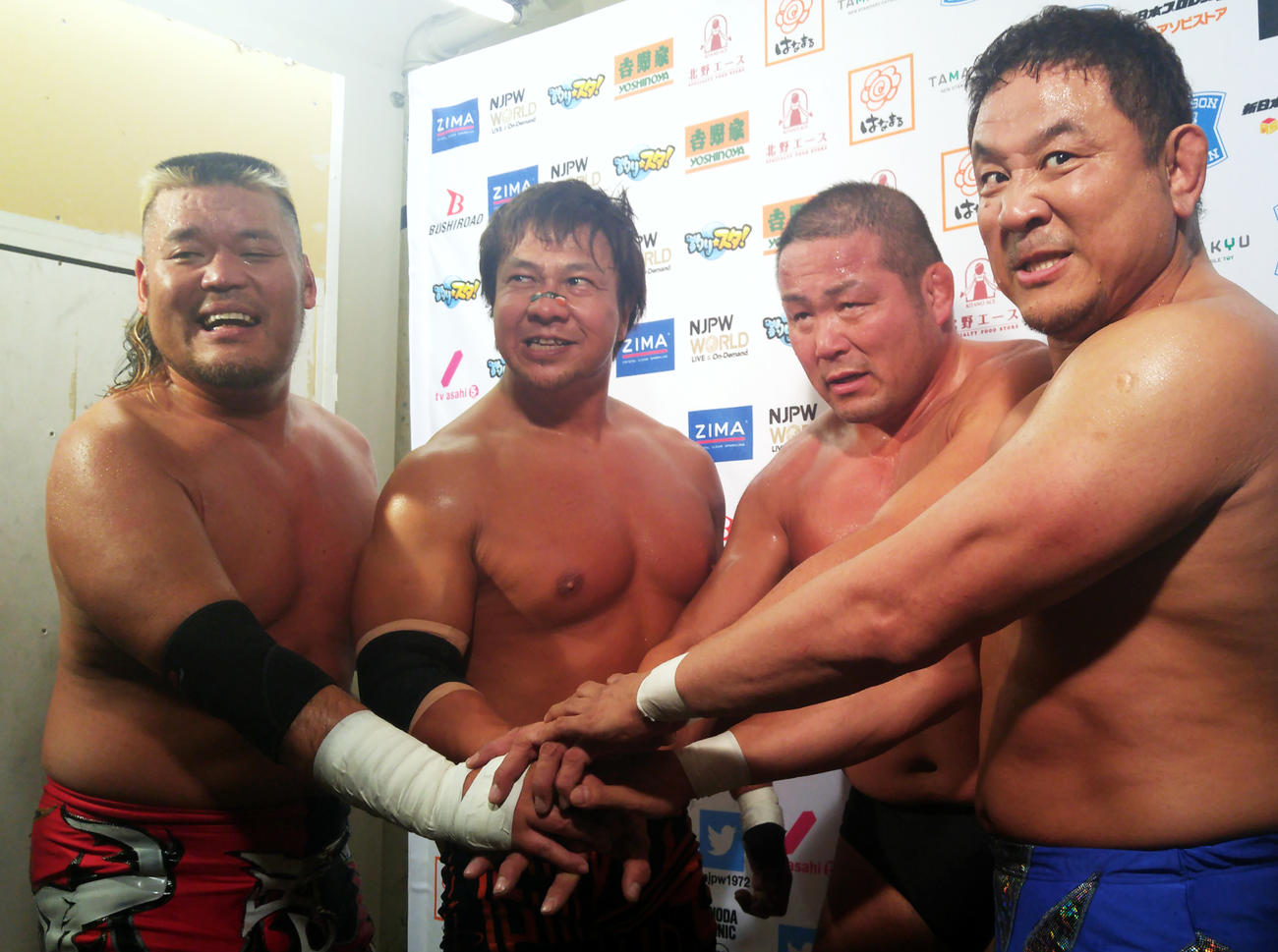 中西学（右から2番目）は22日のラストマッチ前に悲願の勝利。左から天山広吉、小島聡、1人おいて永田裕志（撮影・高場泉穂）