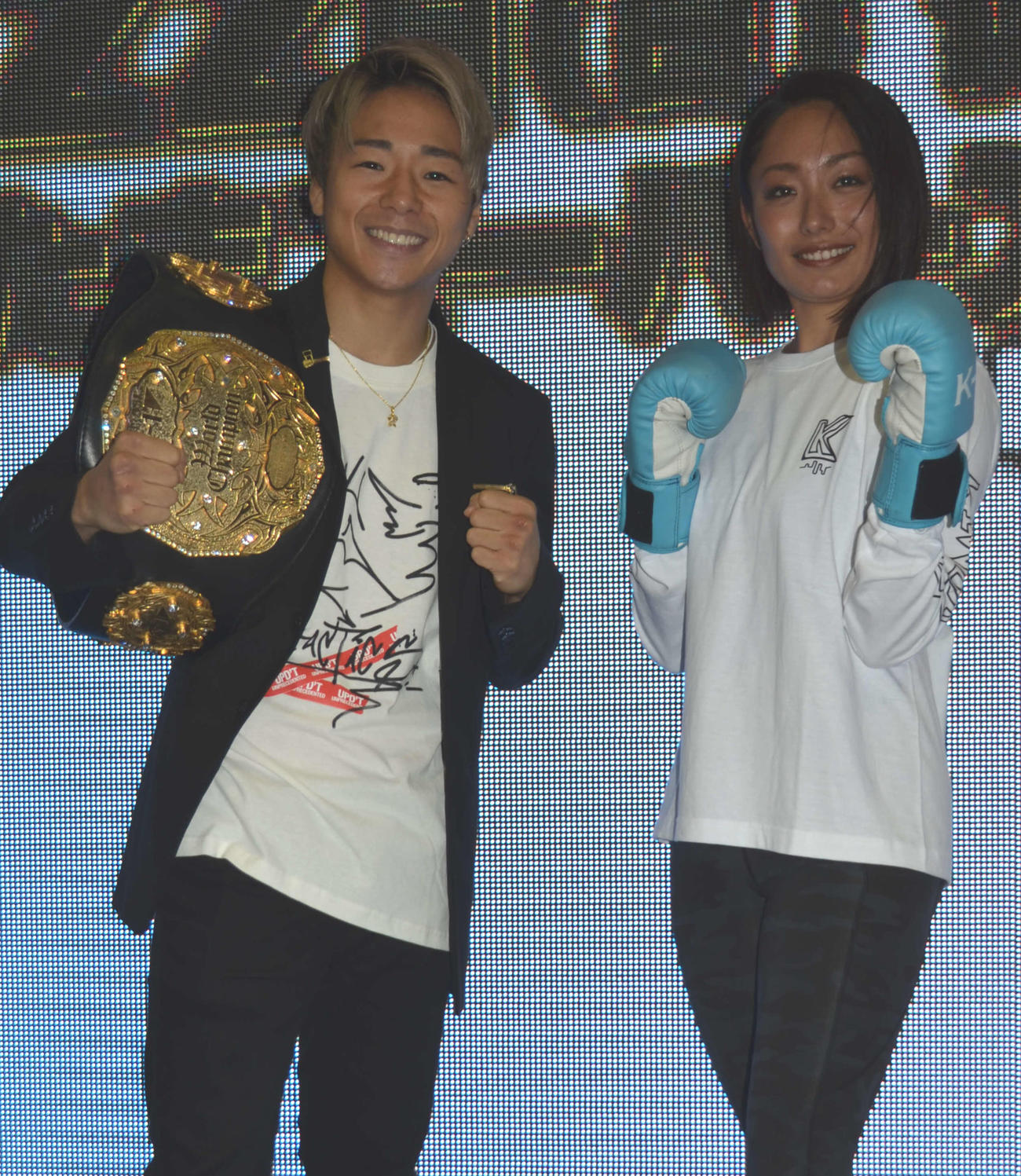 武尊（左）の隣でグローブを付けてポーズを決める安藤美姫（撮影・吉池彰）