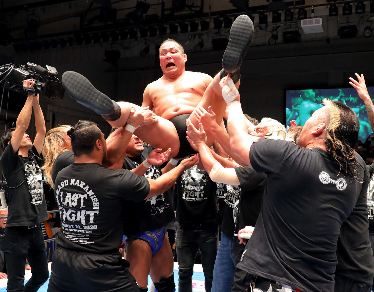 引退セレモニーで新日本プロレスの選手たちに胴上げされねぎらわれる中西（撮影・河田真司）