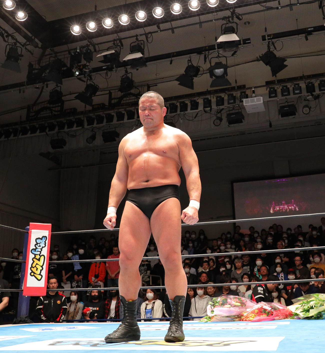 引退セレモニーで10カウントゴングに臨む中西（撮影・河田真司）
