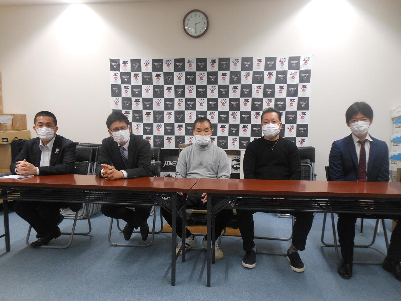 マスク姿でボクシングの中止発表会見。左から日本プロボクシング協会新田事務局長、日本ボクシングコミッション安河内事務局長、日本協会花形会長、同山下副会長、主催のDANGAN古沢代表