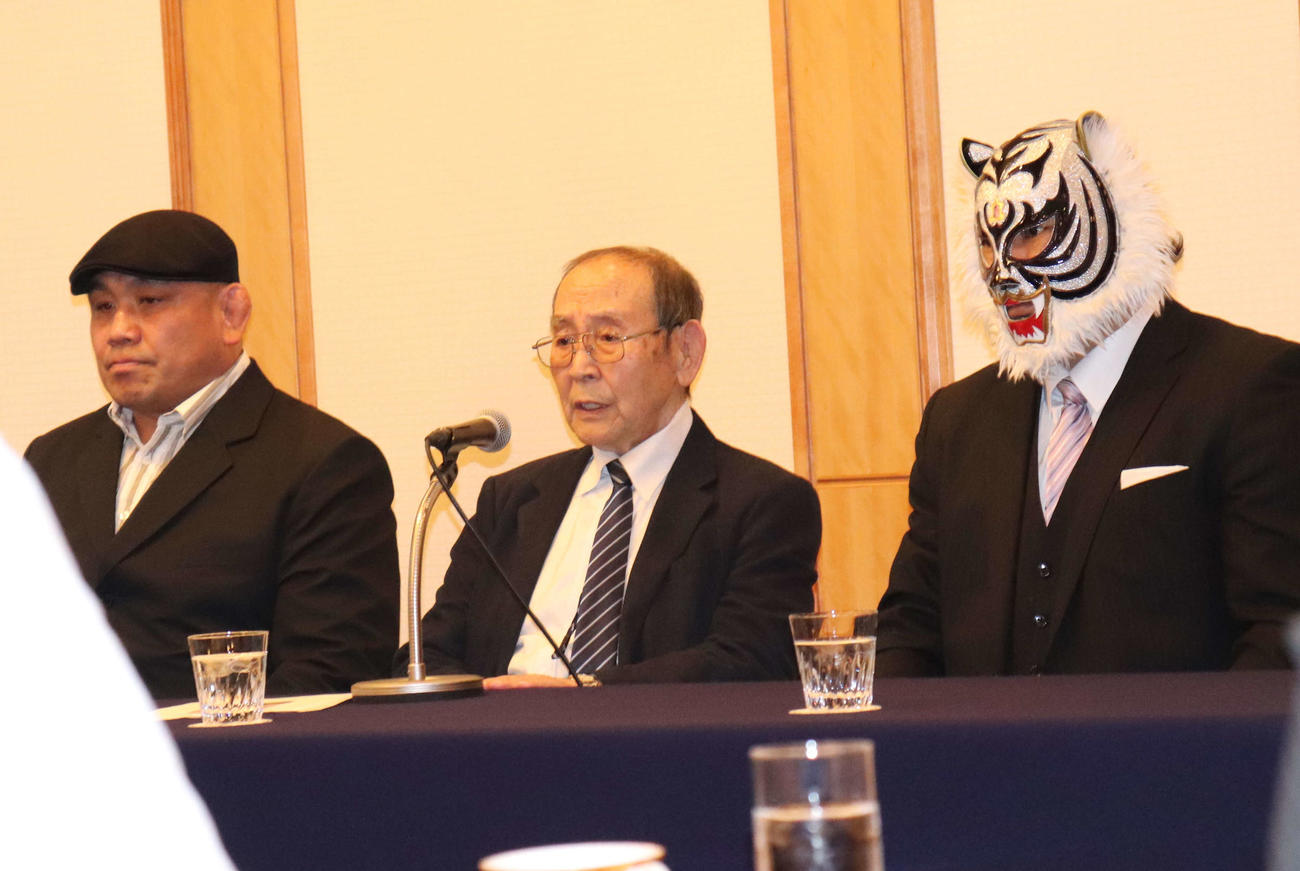 リアルジャパンの会見でコロナウイルスに関する持論を語った新間寿会長（中央）。左は藤田和之、右はスーパータイガー