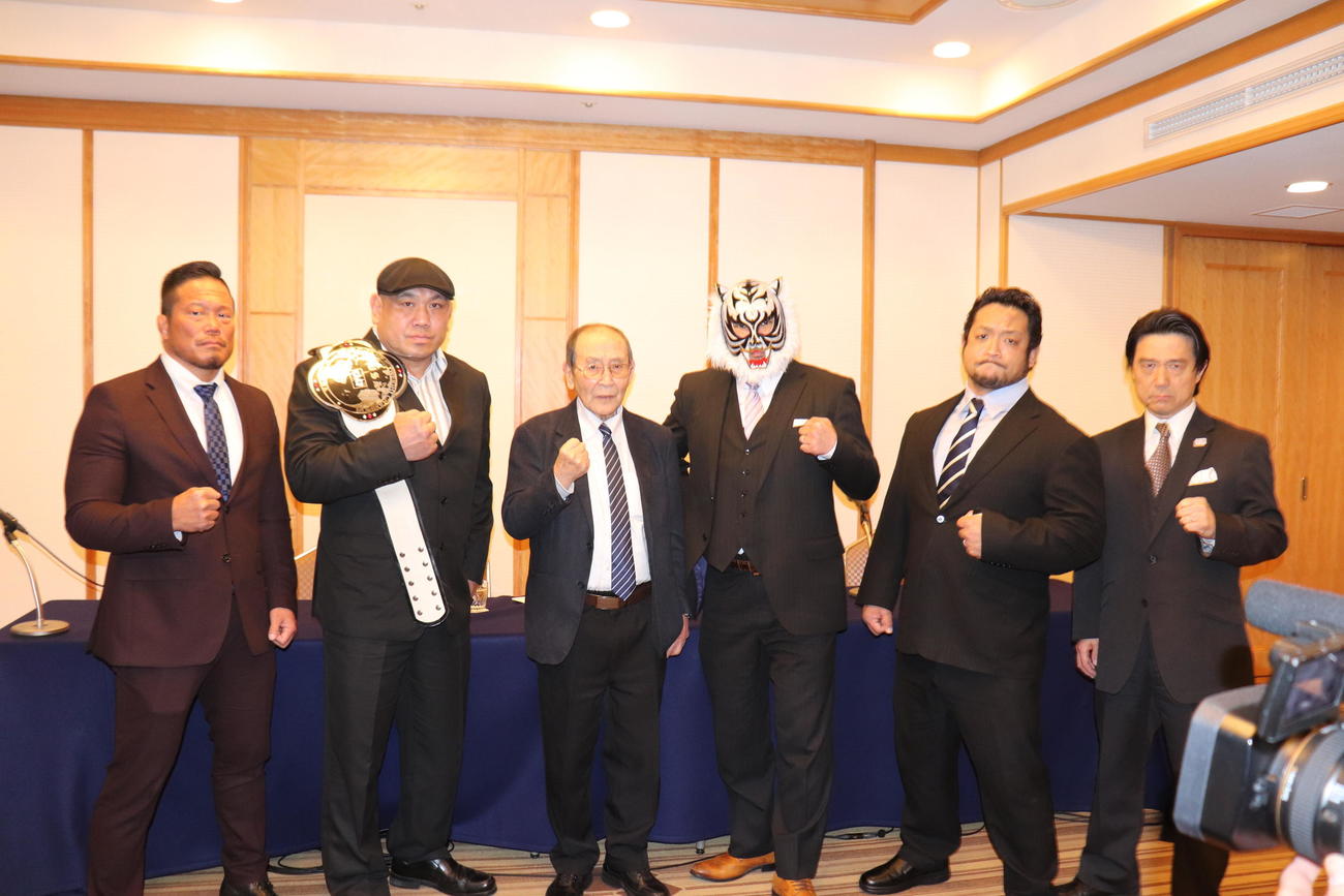 3月19日のリアルジャパン後楽園大会に向けた会見に出席した選手ら。左から杉浦貴、藤田和之、新間寿会長、スーパー・タイガー、関本大介、平井丈雅社長