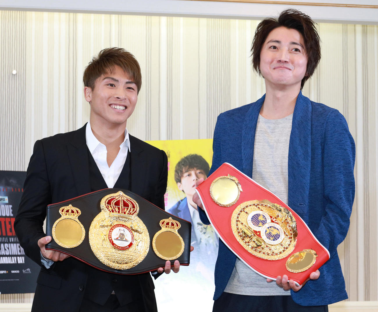 対談した藤原竜也（右）と一緒にベルトを掲げる井上尚弥（撮影・中島郁夫）