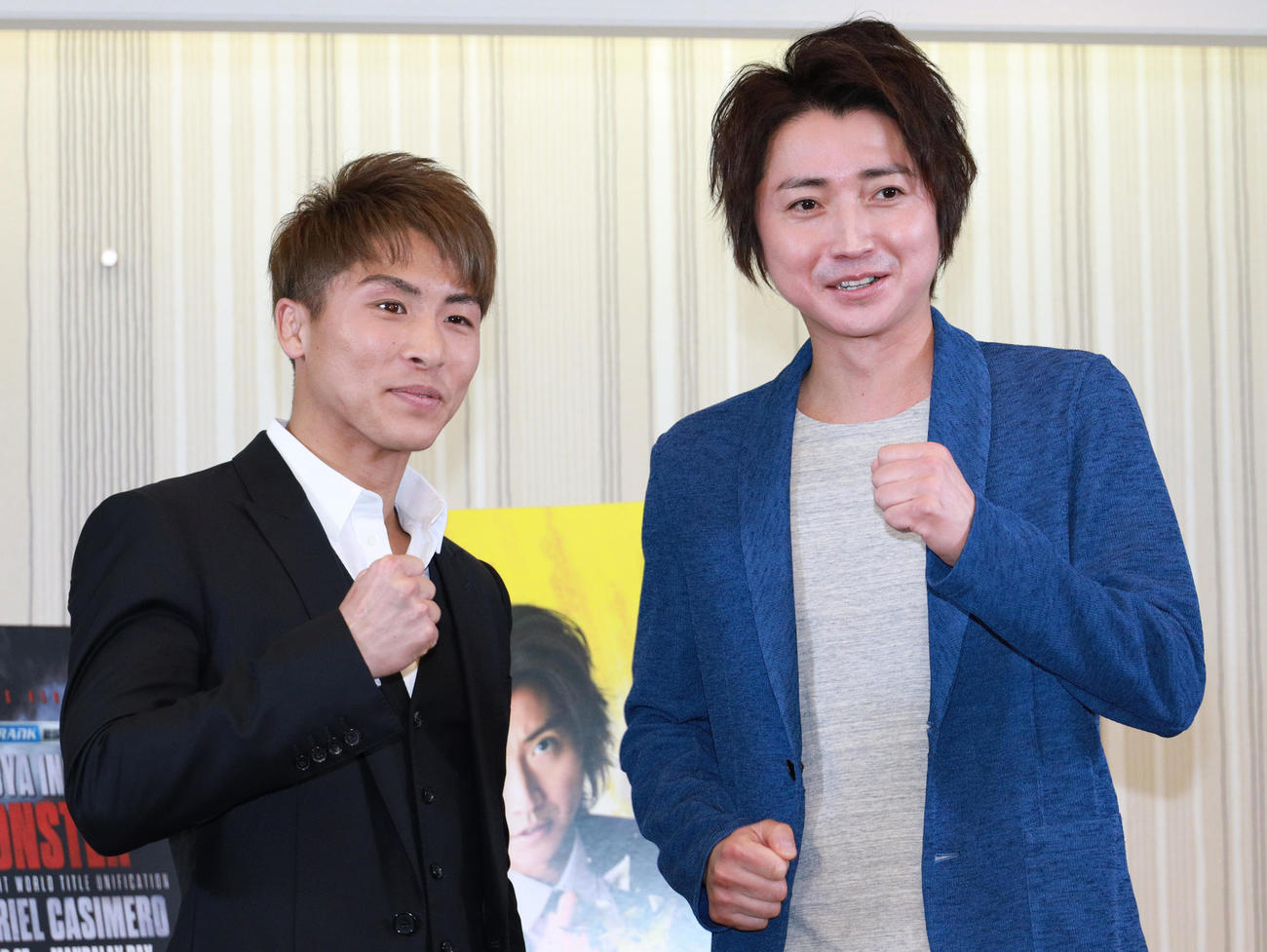 ラスベガスでのタイトルマッチを前に藤原竜也（右）と対談しガッツポーズする井上尚弥（撮影・中島郁夫）