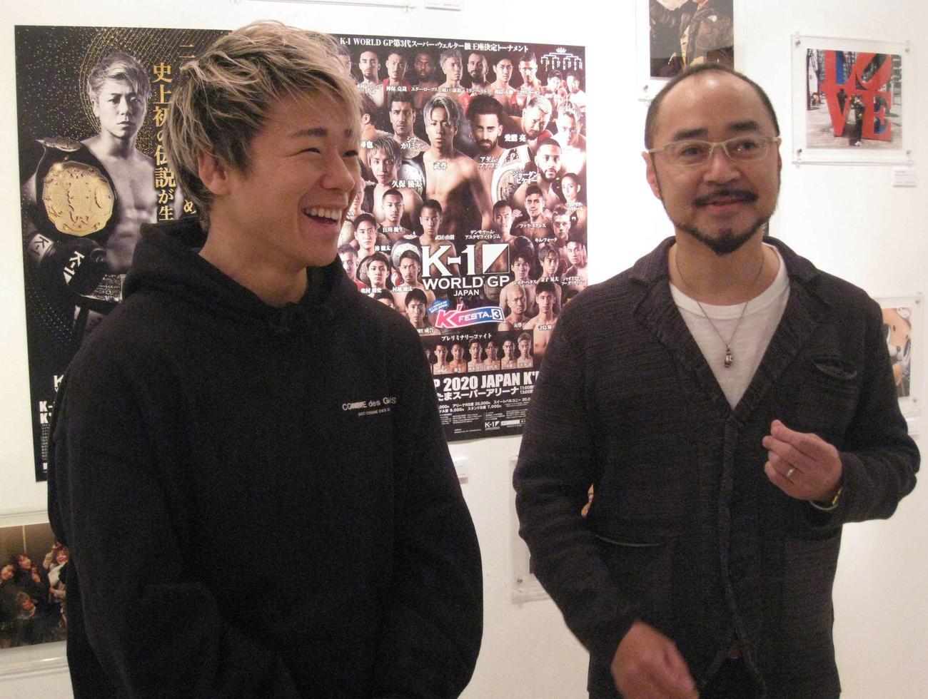 K－1写真展で笑顔を見せる武尊（左）とK－1公式カメラマン福田直樹氏（撮影・吉池彰）