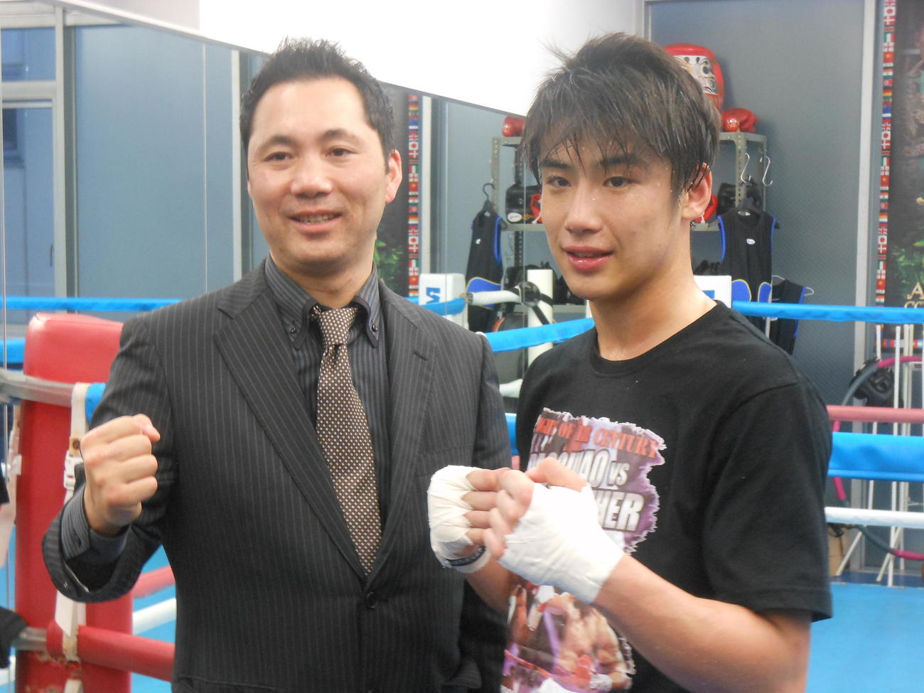 前島正晃会長（左）とプロテストに合格した木村蓮太朗