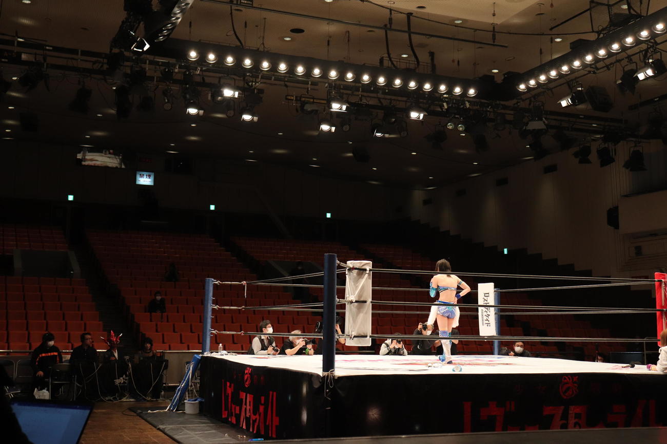 スターダム初の無観客試合でメイン後、テレビカメラに向かってあいさつする岩谷麻優。南側観客席のオレンジ色が目立った