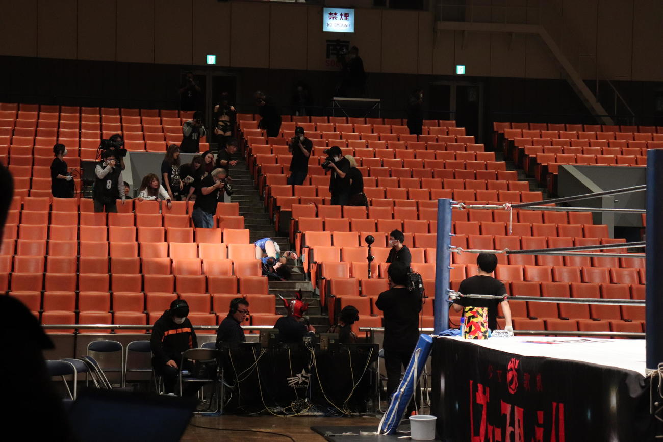 スターダム初の無観客試合のメインで、南側観客席横の35段階段を転げ落ちた岩谷麻優