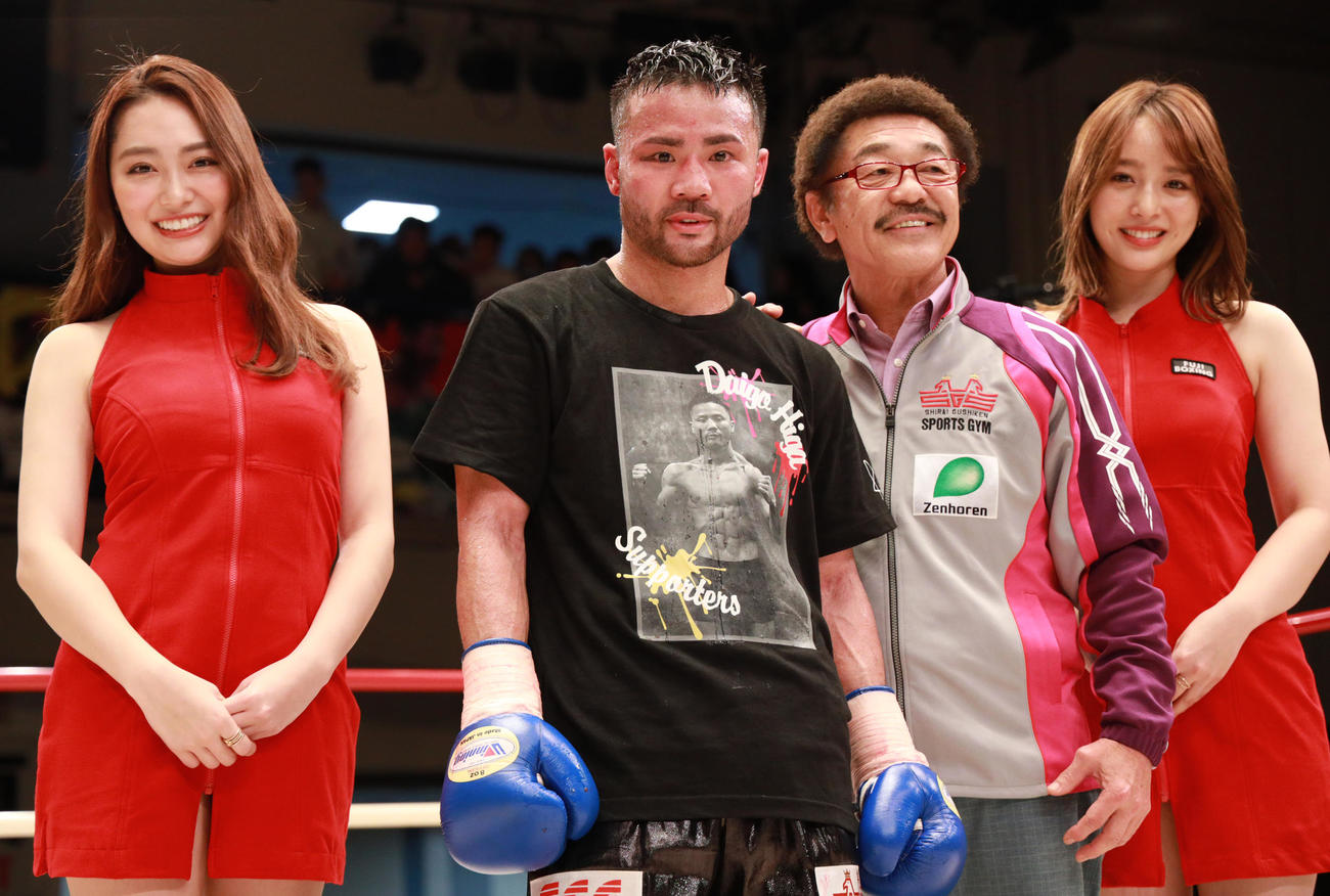 復帰戦を白星で飾り具志堅会長（右から2人目）に祝福される比嘉（2020年2月13日）