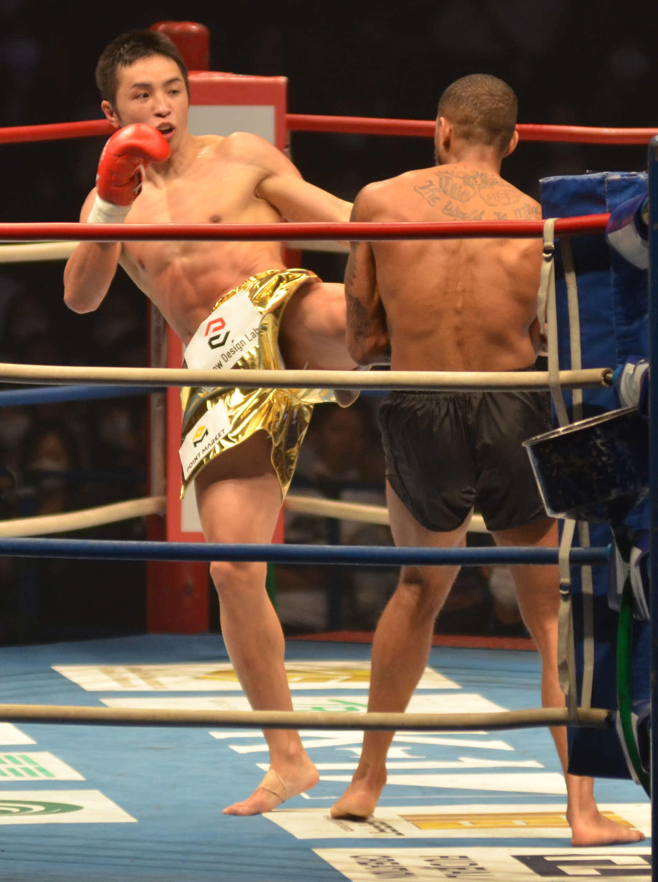2回、ジョーダン・ピケオーを左ミドルキックで攻める久保優太（左）（撮影・吉池彰）