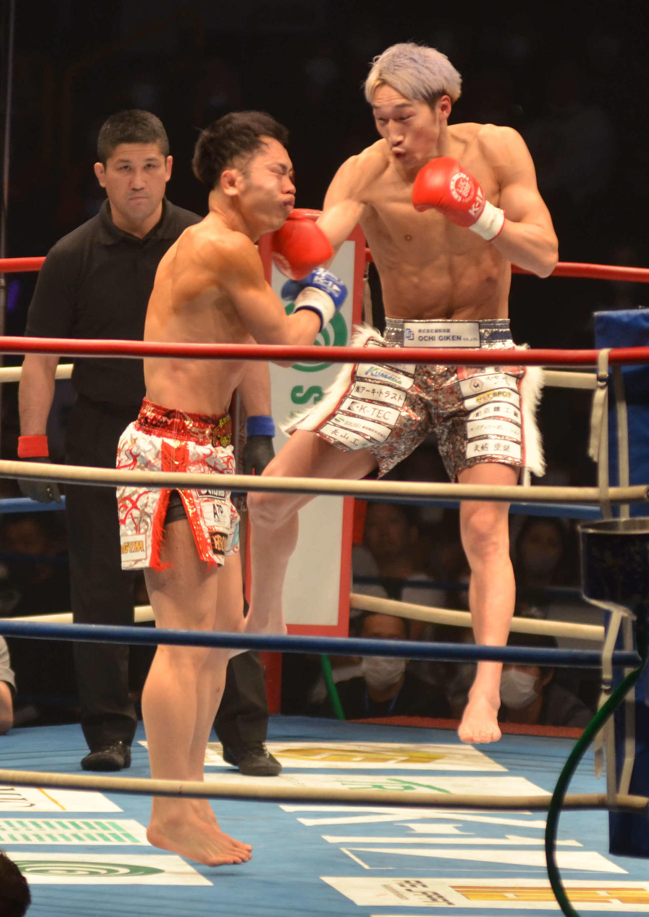 1回、ジャンプしながら強烈な右アッパーを決める瑠輝也（撮影・吉池彰）