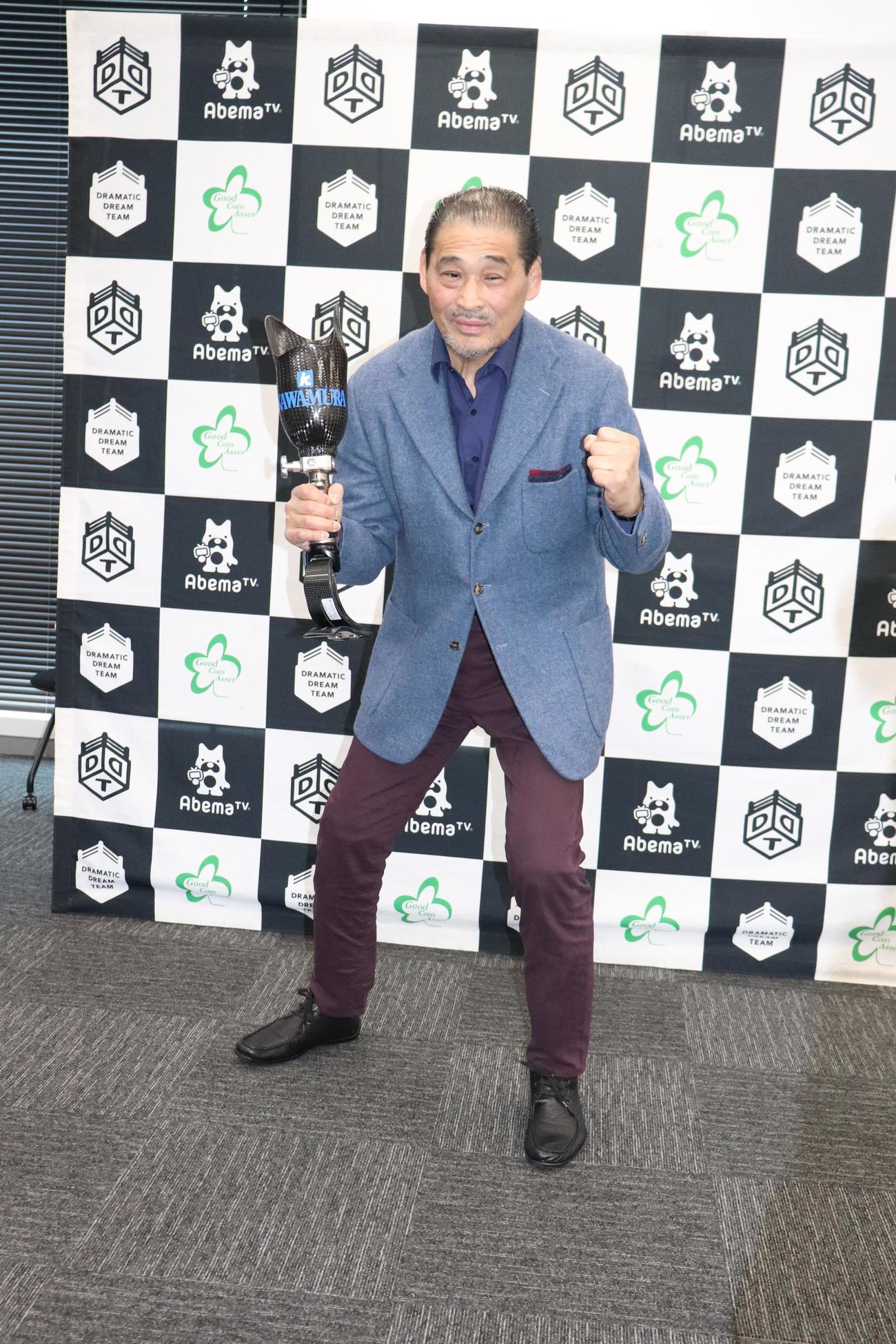 義足プロレスラーとして6月7日DDTビッグマッチで復帰することが決まった谷津嘉章。会見後にプロレス用の義足を持ち、ファイティングポーズ