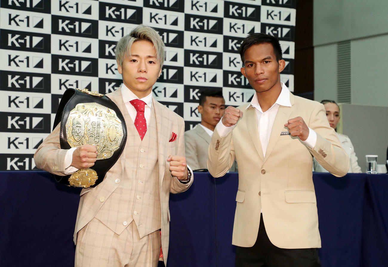ポーズする武尊（左）とペッダム（撮影・鈴木正人）