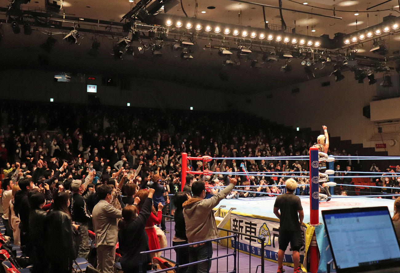 3冠ヘビー級7度目の戴冠を果たし、「全盛期だ、オイ！」のかけ声で締めた諏訪魔（撮影・高場泉穂）