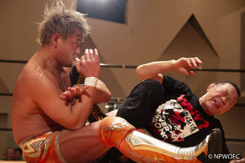 19年の「新潟プロレス×大日本プロレス提携記念大会」で戦ったでグレート小鹿（右）とシマ重野（新潟プロレス提供）