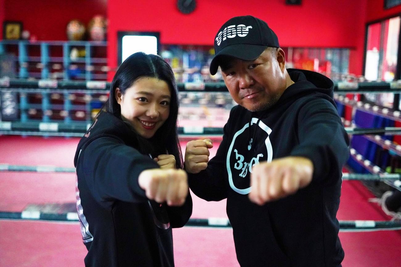 ユーチューバーとして活躍する亀田史郎氏（右）と長女の姫月　（C）亀田プロモーション