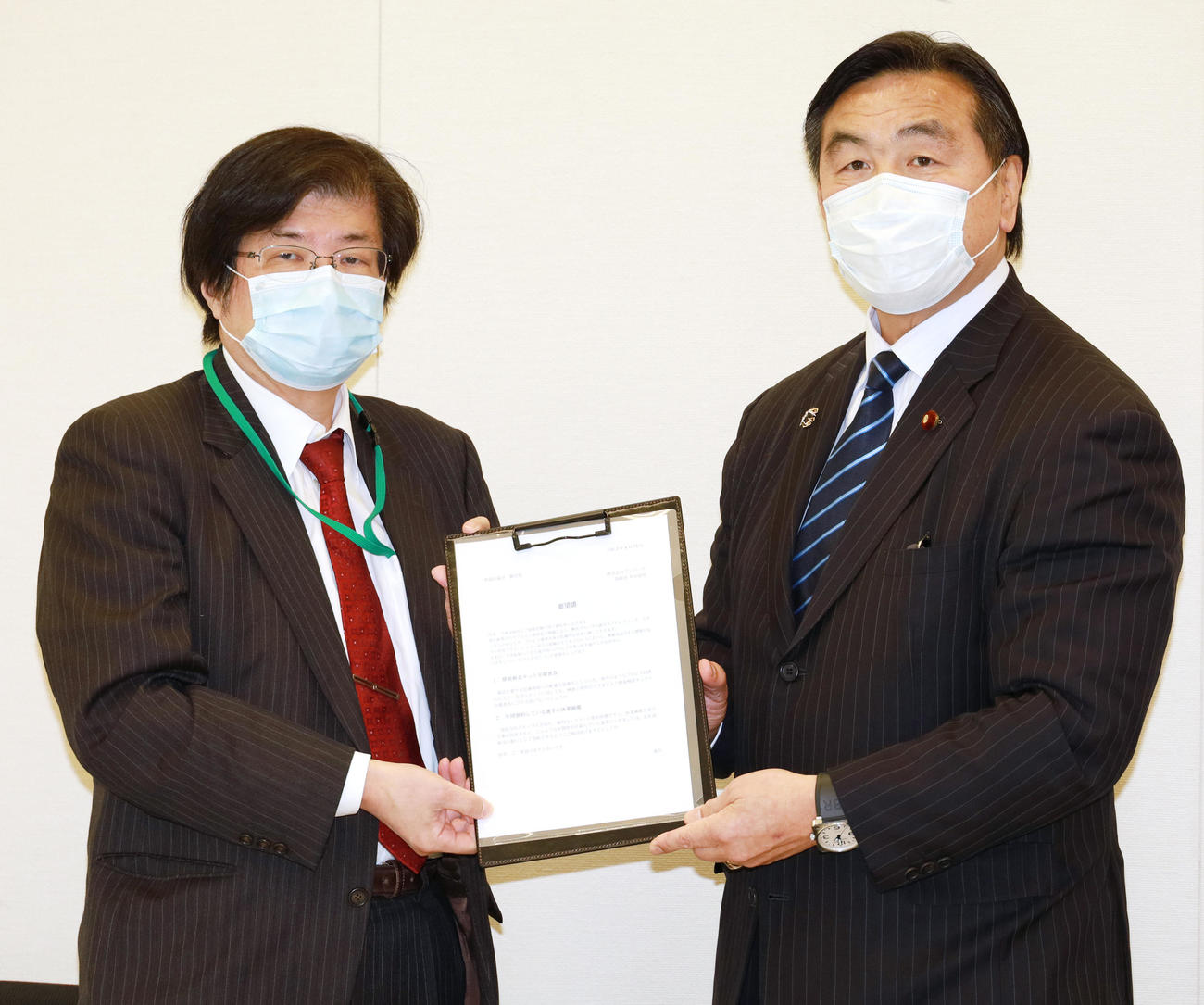 馳浩衆議院議員（右）に要望書を提出するブシロード木谷高明取締役（撮影・中島郁夫）